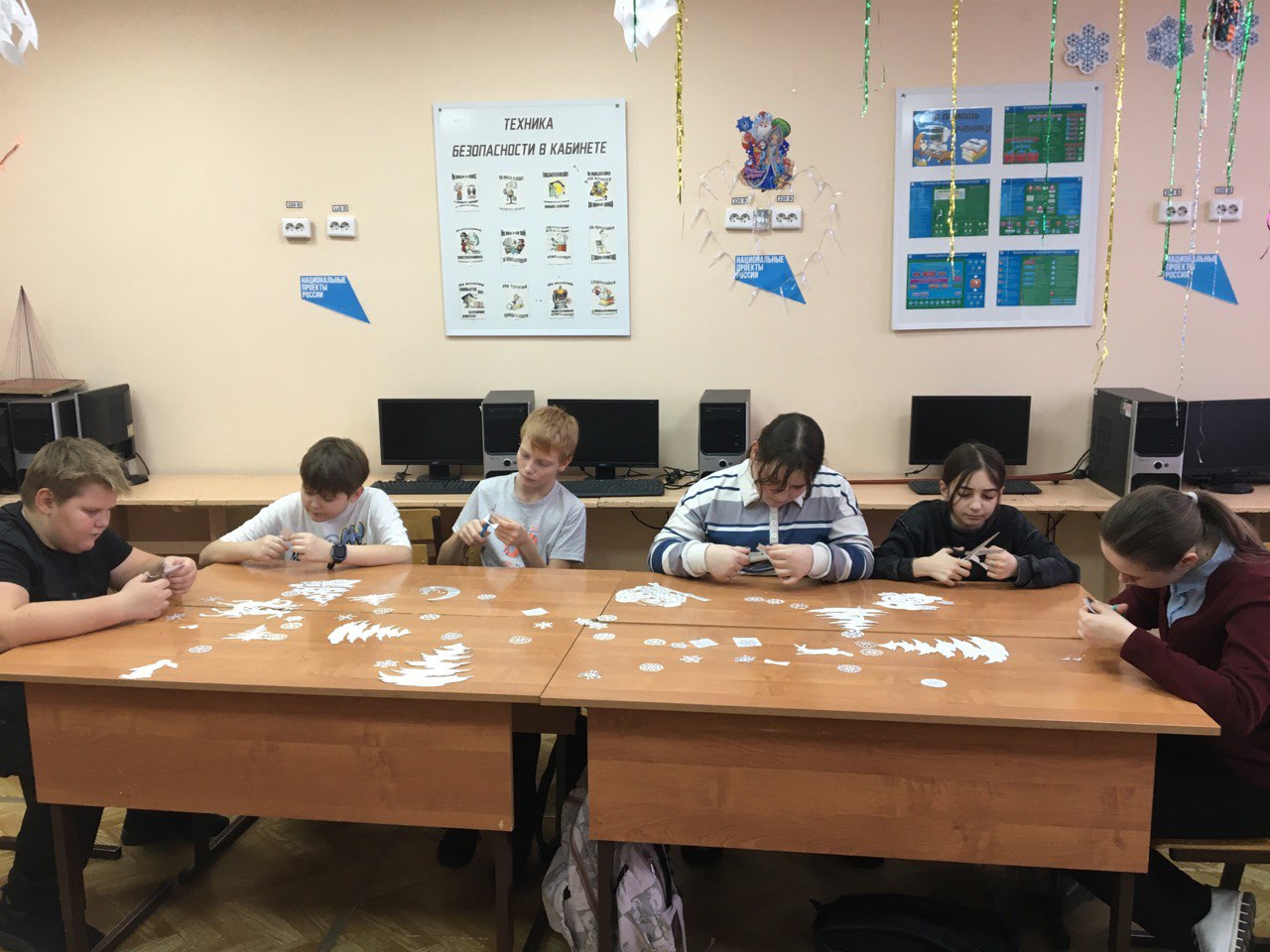 В Новый год мы не скучаем – лепим, клеим, вырезаем.
